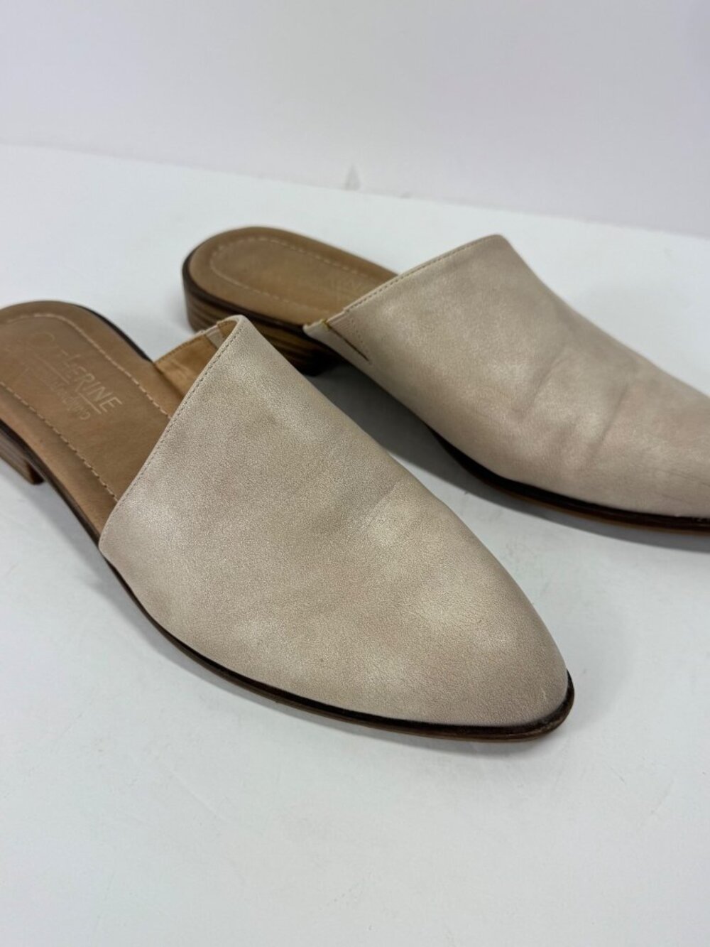 Catherine Malandrino Danielle Mules Size 8 Beige Flats Almond Toe Slip On - Picture 2 of 11